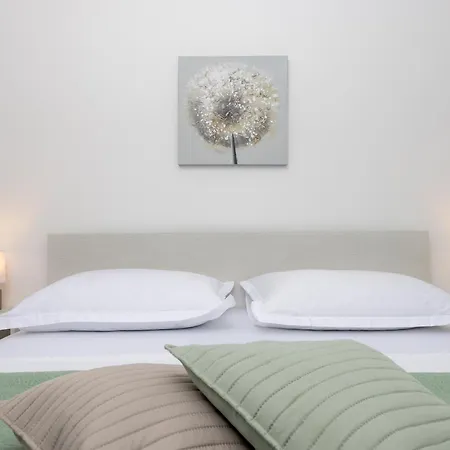 Iva Apartament *